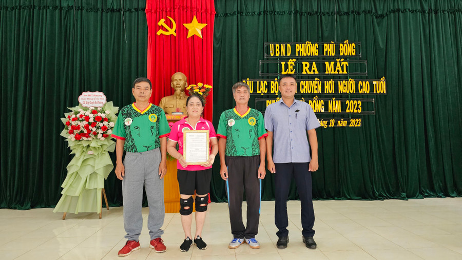 Ban chủ nhiệm CLB bóng chuyền hơi người cao tuổi phường Phù Đổng tại buổi ra mắt. Ảnh: Phạm Ngọc
