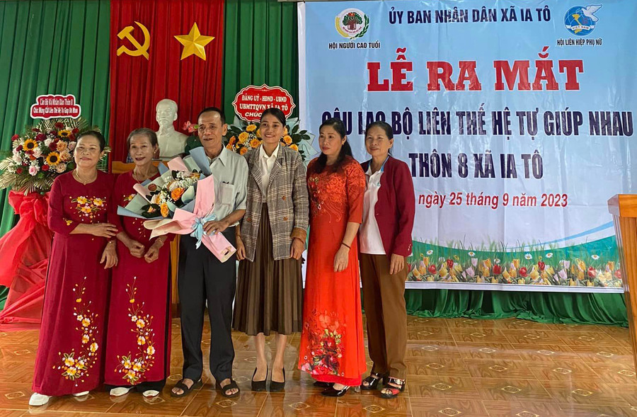 Quang cảnh lễ ra mắt Câu lạc bộ “Liên thế hệ tự giúp nhau” thôn 8. Ảnh: Trương Cang
