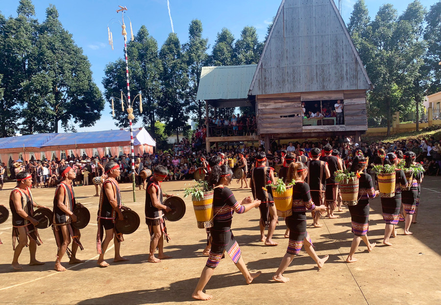 Các đội tham gia trình diễn cồng chiêng. Ảnh: Tấn Đô