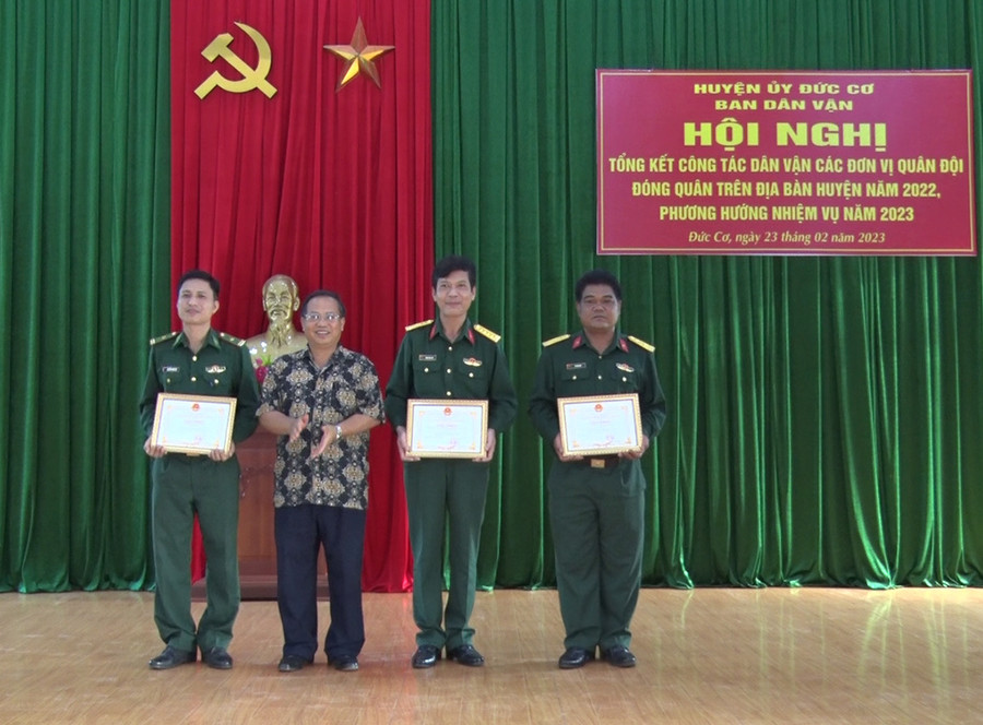 Ông Siu Thil-Phó Bí thư Thường trực Huyện ủy Đức Cơ tặng giấy khen cho các tập thể có thành tích xuất sắc trong công tác dân vận. Ảnh: V.C Ông Siu Thil-Phó Bí thư Thường trực Huyện ủy Đức Cơ tặng giấy khen cho các tập thể có thành tích xuất sắc trong công tác dân vận. Ảnh: V.C
