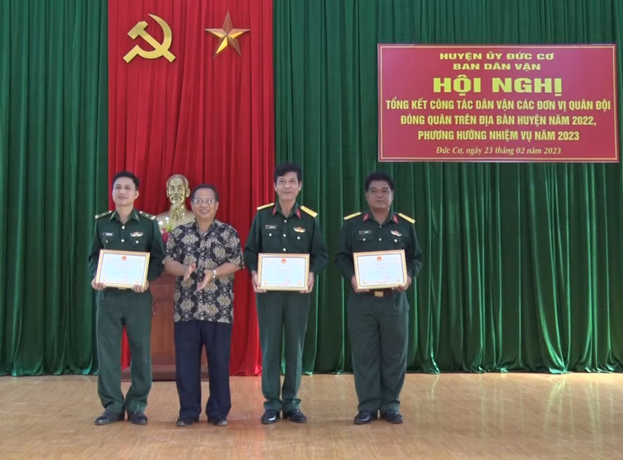 Ông Siu Thil-Phó Bí thư Thường trực Huyện ủy Đức Cơ tặng giấy khen cho các tập thể có thành tích xuất sắc trong công tác dân vận. Ảnh: V.C