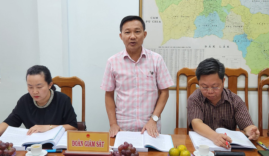 Ông Phạm Duy Lam-Chánh án Tòa án nhân dân tỉnh, thành viên đoàn giám sát nêu ý kiến tại buổi làm việc. Ảnh: Ngọc Sang Ông Phạm Duy Lam-Chánh án Tòa án nhân dân tỉnh, thành viên đoàn giám sát nêu ý kiến tại buổi làm việc. Ảnh: Ngọc Sang