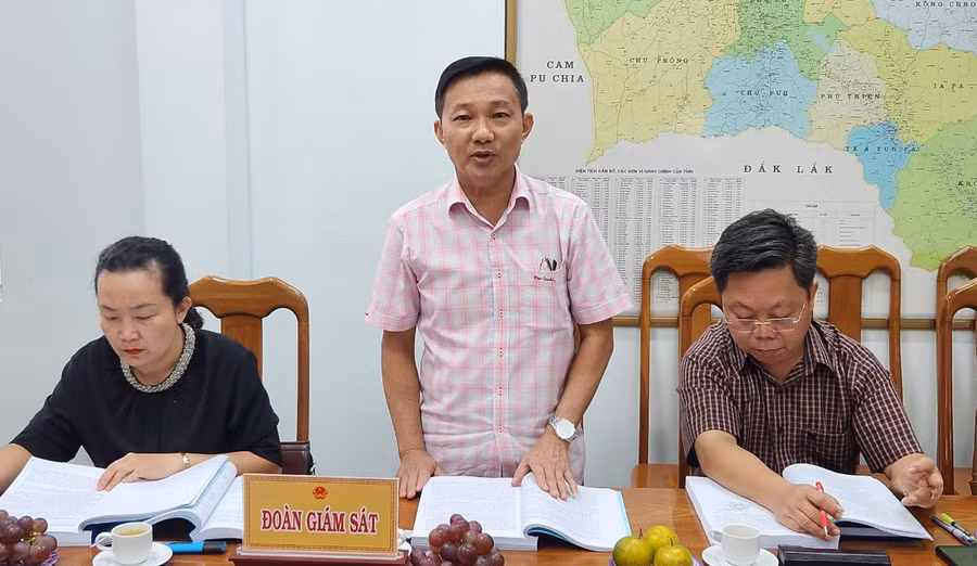 Ông Phạm Duy Lam-Chánh án Tòa án nhân dân tỉnh, thành viên đoàn giám sát nêu ý kiến tại buổi làm việc. Ảnh: Ngọc Sang