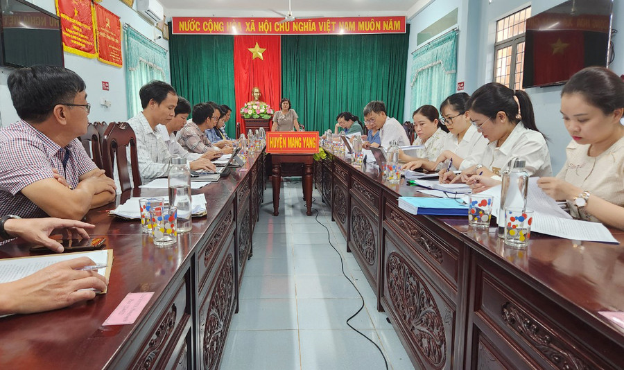 Quang cảnh buổi làm việc của đoàn giám sát HĐND tỉnh với UBND huyện Mang Yang. Ảnh: Ngọc Sang Quang cảnh buổi làm việc của đoàn giám sát HĐND tỉnh với UBND huyện Mang Yang. Ảnh: Ngọc Sang