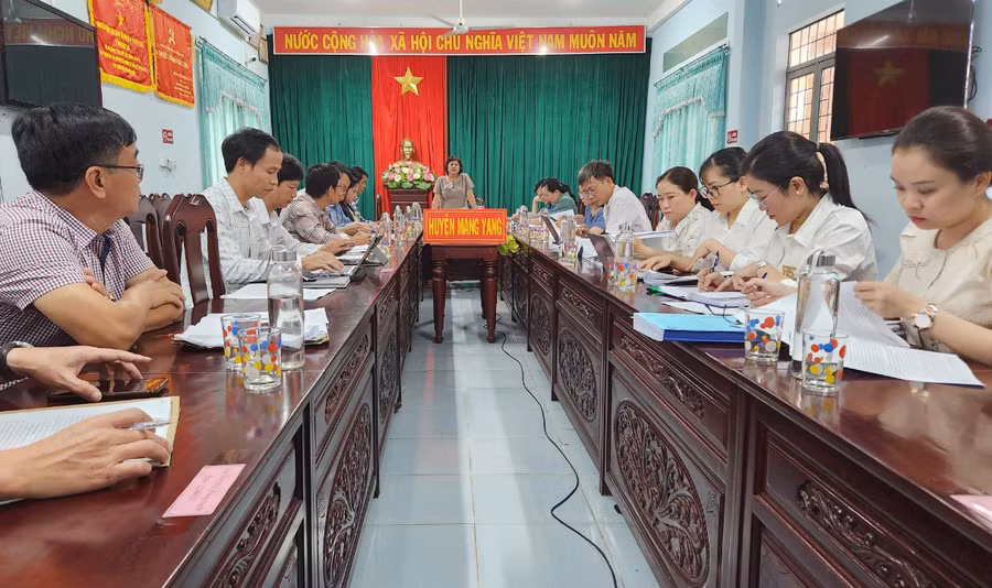 Quang cảnh buổi làm việc của đoàn giám sát HĐND tỉnh với UBND huyện Mang Yang. Ảnh: Ngọc Sang