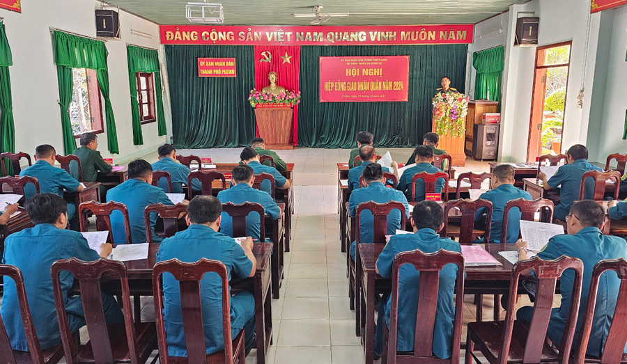 Quang cảnh hội nghị hiệp đồng giao, nhận quân năm 2024 của Hội đồng nghĩa vụ quân sự TP. Pleiku. Ảnh: Phạm Ngọc