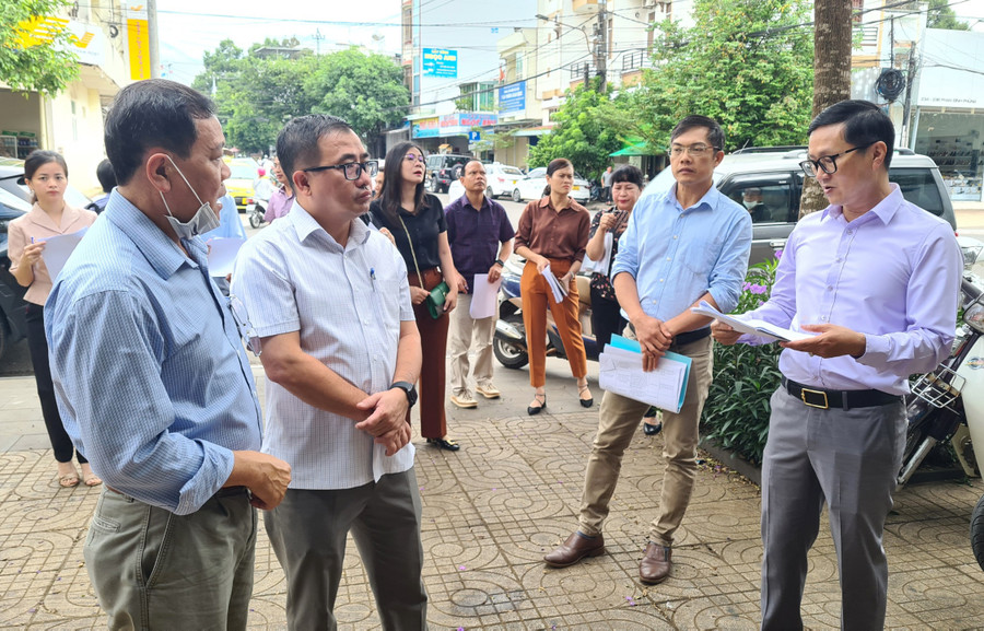 Đoàn giám sát kiểm tra thực tế các nhà vắng chủ do UBND TP. Pleiku quản lý. Ảnh: Ngọc Sang