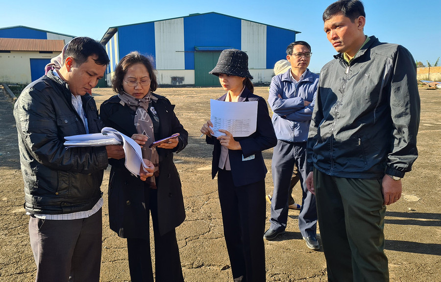 Phó Chủ tịch HĐND tỉnh Ayun H’Bút (thứ 2 từ trái sang) cùng các thành viên trong đoàn giám sát đến khảo sát Dự án mở rộng kho chứa nông sản tại xã Ia Dêr. Ảnh: Ngọc Sang Phó Chủ tịch HĐND tỉnh Ayun H’Bút (thứ 2 từ trái sang) cùng các thành viên trong đoàn giám sát đến khảo sát Dự án mở rộng kho chứa nông sản tại xã Ia Dêr. Ảnh: Ngọc Sang