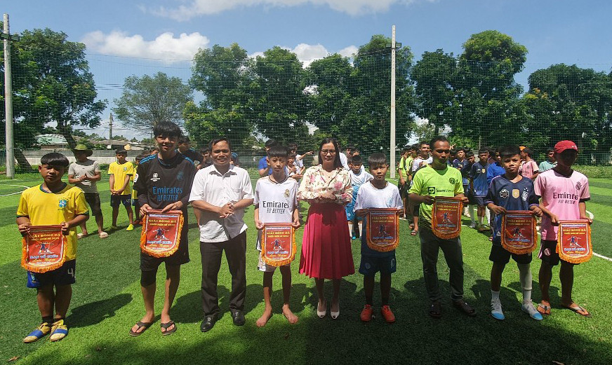 Ban tổ chức trao cờ lưu niệm cho các đội tham gia. Ảnh: Văn Đại