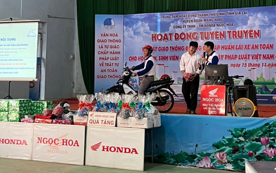 Các em học sinh tham gia phần thi tìm hiểu kiến thức lái xe an toàn thông qua câu hỏi trắc nghiệm. Ảnh: Kim Ngọc