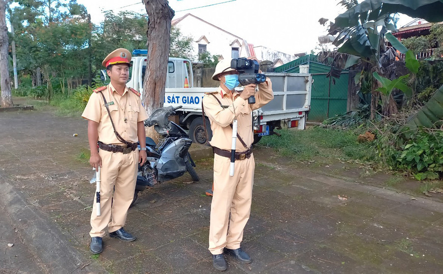 Lực lượng Cảnh sát Giao thông Công an huyện Chư Păh tuần tra, kiểm soát tại các tuyến đường trên địa bàn huyện. Ảnh: Văn Đại Lực lượng Cảnh sát Giao thông Công an huyện Chư Păh tuần tra, kiểm soát tại các tuyến đường trên địa bàn huyện. Ảnh: Văn Đại