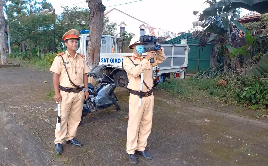 Lực lượng Cảnh sát Giao thông Công an huyện Chư Păh tuần tra, kiểm soát tại các tuyến đường trên địa bàn huyện. Ảnh: Văn Đại
