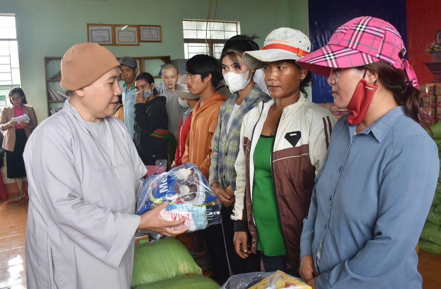 Sư cô Minh Kiểu-trụ trì chùa Bửu Long (TP. Pleiku) trao quà cho những gia đình có hoàn cảnh khó khăn. Ảnh: Phạm Ngọc