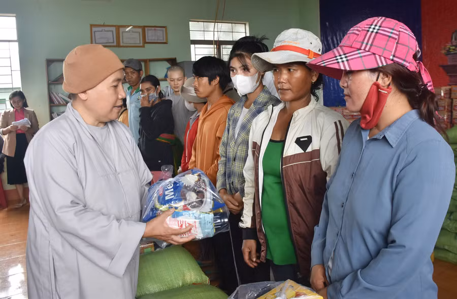 Sư cô Minh Kiểu-trụ trì chùa Bửu Long (TP. Pleiku) trao quà cho những gia đình có hoàn cảnh khó khăn. Ảnh: Phạm Ngọc