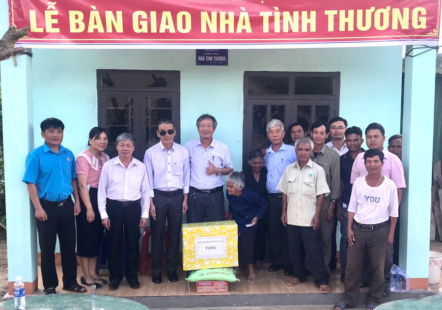 Quang cảnh lễ bàn giao nhà tình thương cho cụ Hmih-hội viên Hội người cao tuổi làng Kon ChRăch, xã Hra. Ảnh Phạm Ngọc