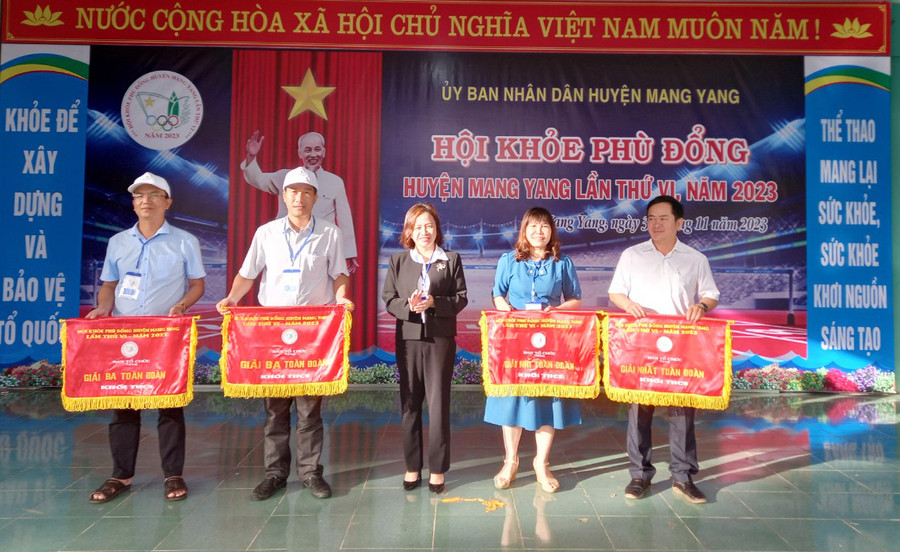 Bà Hoàng Thị Lan Anh-Phó Chủ tịch UBND huyện Mang Yang, Trưởng ban Chỉ đạo Hội khỏe Phù Đổng huyện trao giải nhất, nhì, ba cho các đoàn VĐV khối THCS. Ảnh: Phạm Ngọc Bà Hoàng Thị Lan Anh-Phó Chủ tịch UBND huyện Mang Yang, Trưởng ban Chỉ đạo Hội khỏe Phù Đổng huyện trao giải nhất, nhì, ba cho các đoàn VĐV khối THCS. Ảnh: Phạm Ngọc