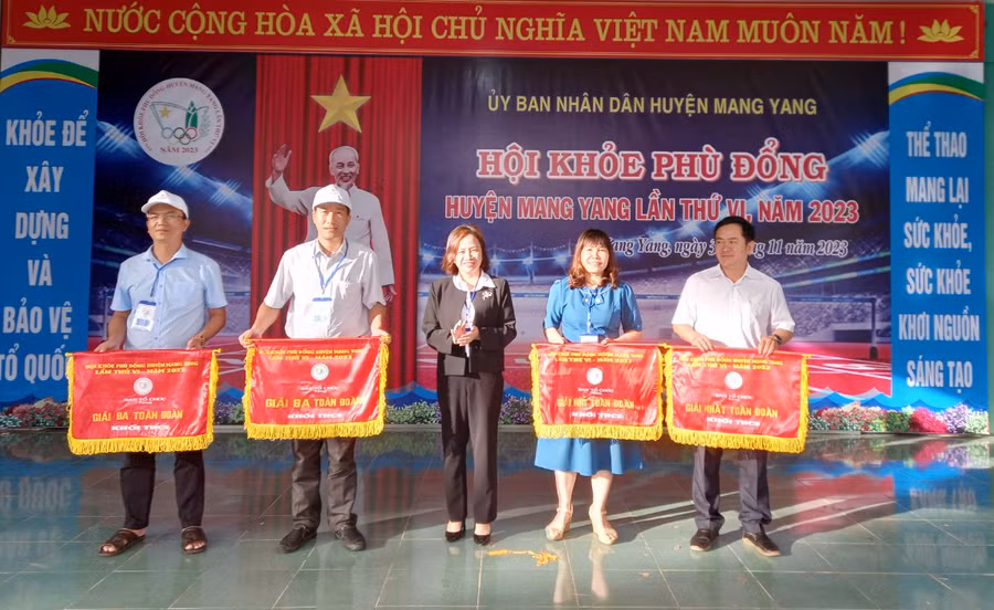 Bà Hoàng Thị Lan Anh-Phó Chủ tịch UBND huyện Mang Yang, Trưởng ban Chỉ đạo Hội khỏe Phù Đổng huyện trao giải nhất, nhì, ba cho các đoàn VĐV khối THCS. Ảnh: Phạm Ngọc