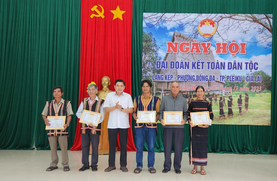 Lãnh đạo phường Đống Đa tặng giấy khen cho 5 cá nhân có thành tích trong phong trào “Toàn dân đoàn kết xây dựng đời sống văn hóa” năm 2023. Ảnh: Ngọc Sang Lãnh đạo phường Đống Đa tặng giấy khen cho 5 cá nhân có thành tích trong phong trào “Toàn dân đoàn kết xây dựng đời sống văn hóa” năm 2023. Ảnh: Ngọc Sang