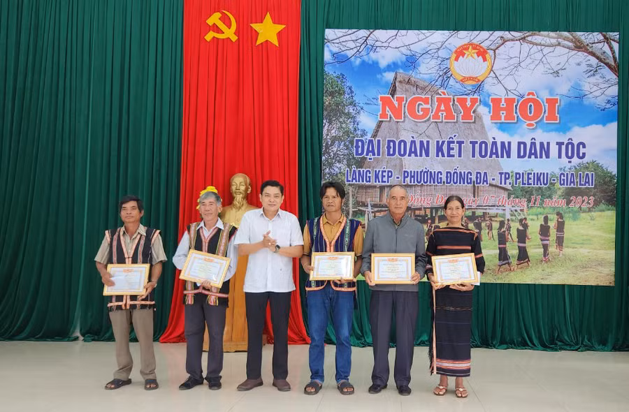 Lãnh đạo phường Đống Đa tặng giấy khen cho 5 cá nhân có thành tích trong phong trào “Toàn dân đoàn kết xây dựng đời sống văn hóa” năm 2023. Ảnh: Ngọc Sang