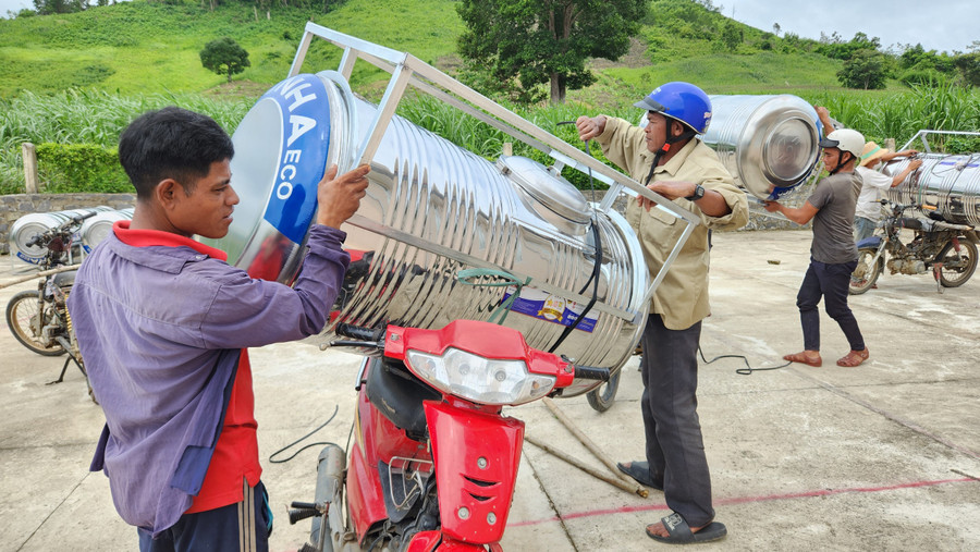 Các hộ nghèo DTTS xã Đak Sông được hỗ trợ cấp bồn chứa nước. Ảnh: Ngọc Sang