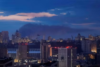 Khói bốc lên nghi ngút tại nội đô Kiev sau cuộc tấn công bằng tên lửa của Nga rạng sáng ngày 11-7. Ảnh: Reuters