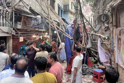 Người dân hoảng loạn chạy khỏi các tòa nhà khi xảy ra động đất. Ảnh: Reuters