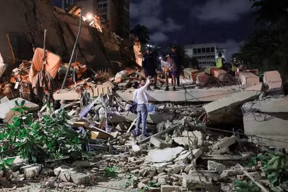 Cứu hộ động đất tại Venezuela. Ảnh: Reuters