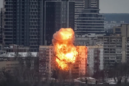 Vụ nổ nghi do UAV Nga gây ra khi đâm vào tòa nhà tại Kiev, Ukraine ngày 2712. Ảnh Reuters