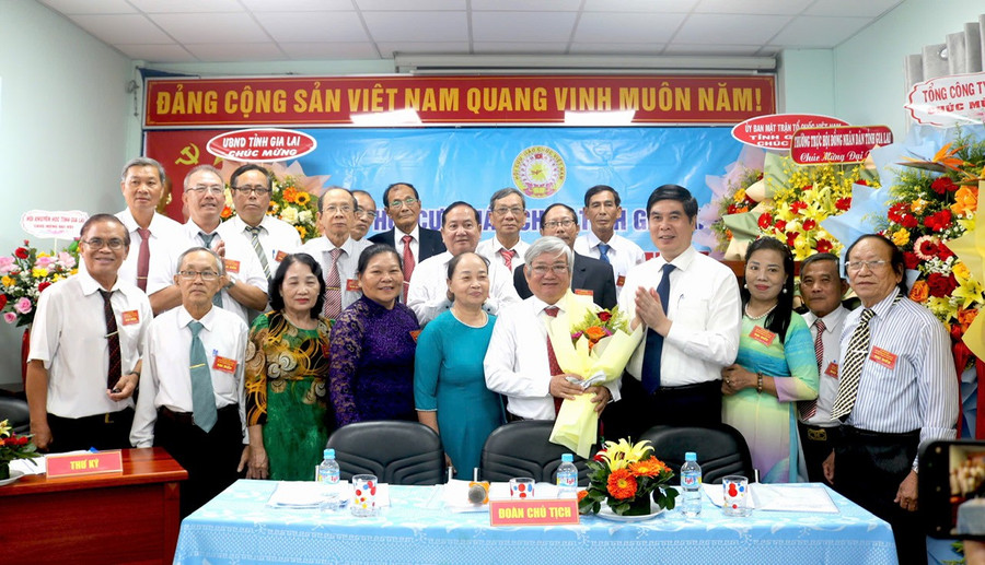 Ban Chấp hành Hội Cựu giáo chức tỉnh Gia Lai khóa I ra mắt Đại hội. Ảnh: Hoàng Vũ 3.jpg