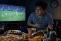 Ăn đêm mùa World Cup hại sức khỏe thế nào?