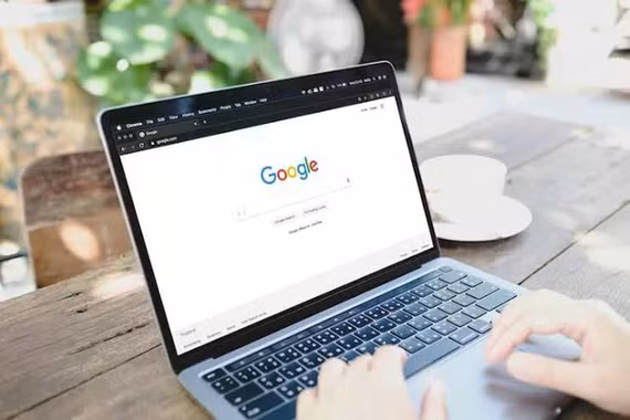 Lượt truy cập báo chí lao dốc 40%, Google buộc phải thay đổi cách hiển thị kết quả tìm kiếm AI