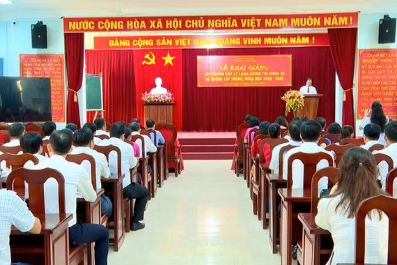 Khai giảng lớp Trung cấp lý luận chính trị hệ không tập trung khóa 3B