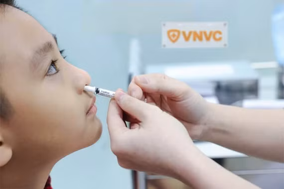 Việt Nam lần đầu có vắc xin cúm dạng xịt, trẻ sợ kim tiêm có thêm lựa chọn
