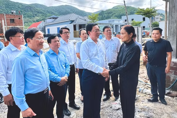 Phó Thủ tướng Chính phủ Hồ Quốc Dũng thăm, tặng quà cho người dân khu tái định cư Núi Cấm