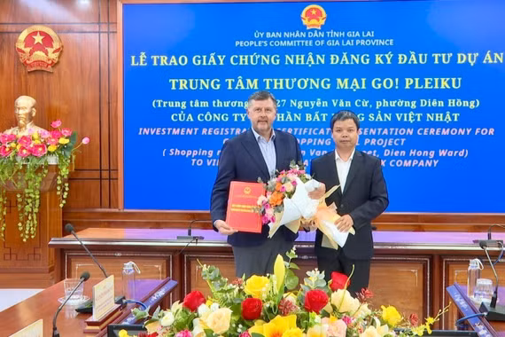 Trao giấy chứng nhận đăng ký đầu tư Dự án Trung tâm Thương mại Go! Pleiku