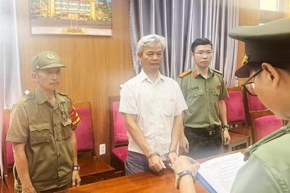Vụ giám đốc trung tâm Anh ngữ ở Đà Nẵng bị bắt: Phụ huynh kiểm tra giấy phép thế nào?