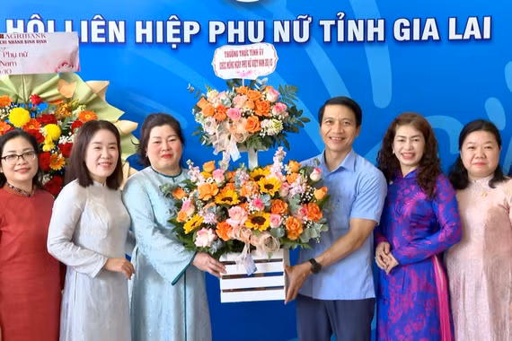 Chủ tịch Ủy ban MTTQ Việt Nam tỉnh Nguyễn Ngọc Lương chúc mừng Hội LHPN tỉnh Gia Lai nhân ngày 20-10