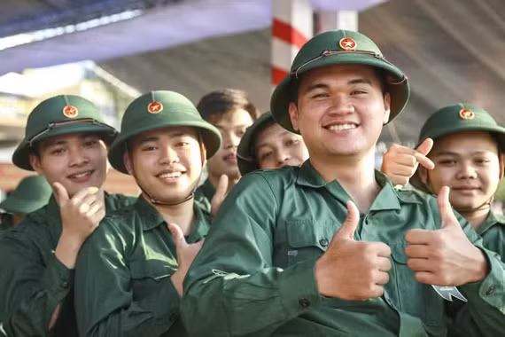 Tân sinh viên chuyển trường, đi du học cần làm thủ tục nghĩa vụ quân sự thế nào?