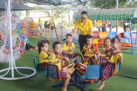 Lớp có trẻ mắc tay chân miệng, phụ huynh có cần cho con nghỉ học?