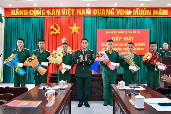 Bộ CHQS tỉnh Gia Lai tuyên dương 7 quân nhân trúng tuyển đại học.