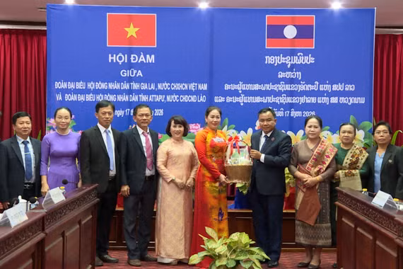 Thường trực HĐND 2 tỉnh Gia Lai và Attapeu trao đổi kinh nghiệm