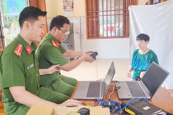 Công an xã Ia O cử cán bộ đến tận nhà làm căn cước cho người bị bại liệt