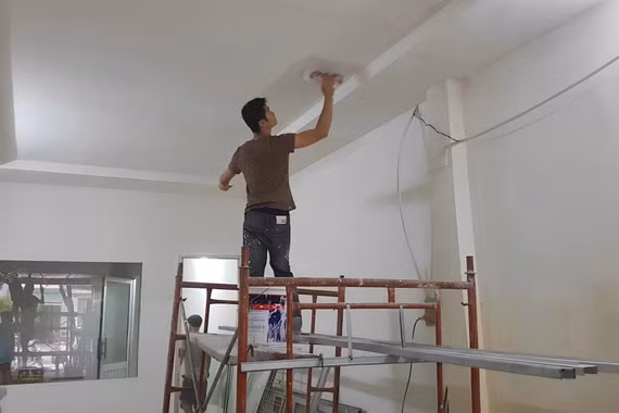 Nhà sửa chữa sai phép nhưng người dân vẫn đang ở: Cắt điện, nước có hợp lý?