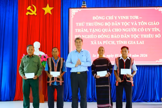 Thứ trưởng Y Vinh Tơr thăm, tặng quà Người có uy tín tại xã biên giới Ia Púch