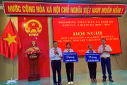 Đại biểu HĐND xã Ia Hiao đối thoại với thiếu nhi. Ảnh: Vũ Chi