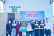 Trao tặng nhà “Mái ấm tình thương” cho hộ nghèo xã Ia Tul. Ảnh: V.C