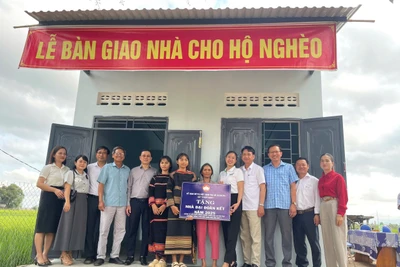 Ban Chỉ đạo xóa nhà tạm, nhà dột nát xã Ia Rbol phối hợp với các đơn vị tài trợ bàn giao nhà cho gia đình bà Ksor H’Phuen (buôn Rưng Ma Rai). Ảnh: Vũ Chi