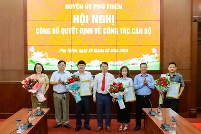 Các đồng chí Thường trực Huyện ủy Phú Thiện trao quyết định và tặng hoa chúc mừng các đồng chí vừa được phân công, điều động, bổ nhiệm. Ảnh: Vũ Chi