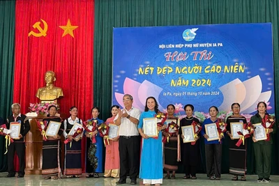 Ban tổ chức Hội thi Nét đẹp người cao niên trao giải nhất cho thí sinh Đinh Thị Hòa (xã Pờ Tó). Ảnh: Vũ Chi