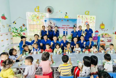 "Bữa sáng yêu thương" do Đoàn phường Cheo Reo triển khai đã giúp các em học sinh nghèo thêm yêu trường, mến lớp, đi học chuyên cần. Ảnh: V.C